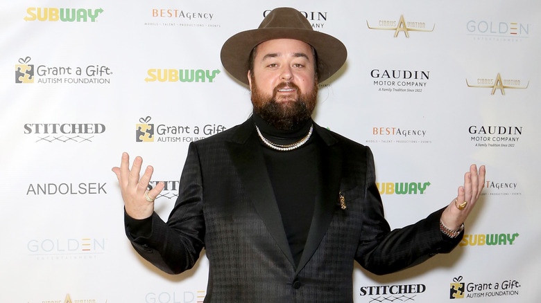 Austin Chumlee Russell portant un chapeau marron