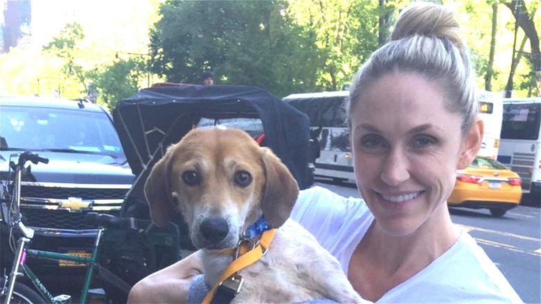 Lara Trump souriante tenant un beagle