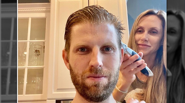 Lara coupe les cheveux d'Eric Trump