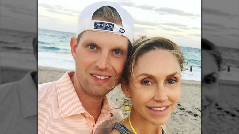 Lara et Eric Trump selfie sur la plage