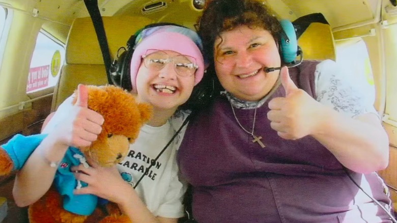 Dee Dee Blanchard et Gypsy Rose Blanchard devant leur maison d'Habitat pour l'humanité