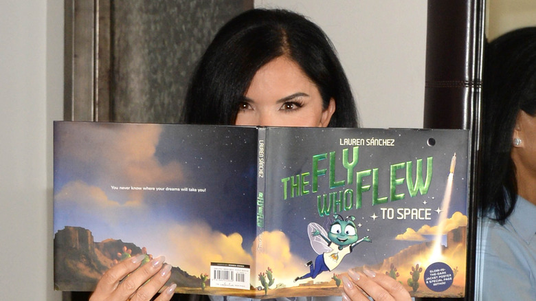 Lauren Sanchez avec livre