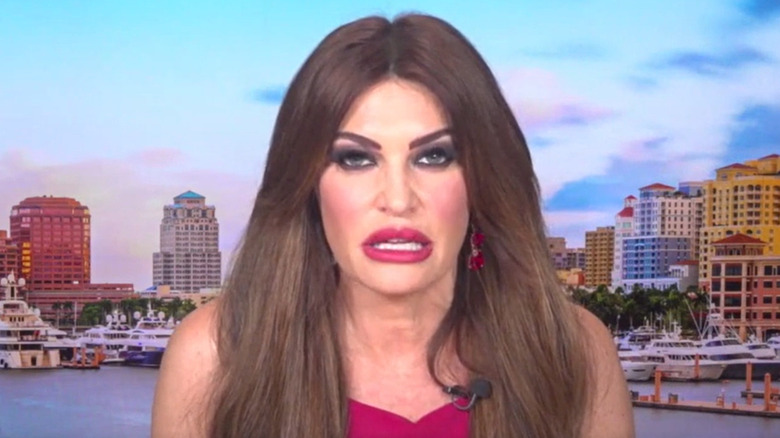 Kimberly Guilfoyle porte du rouge à lèvres aux baies vives