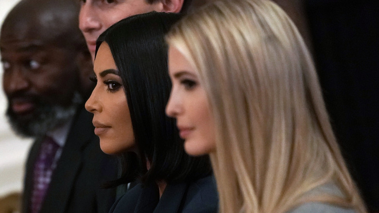 Kim Kardashian et Ivanka Trump assises ensemble