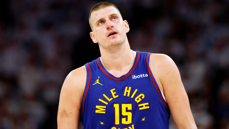 Nikola Jokic debout sur le terrain