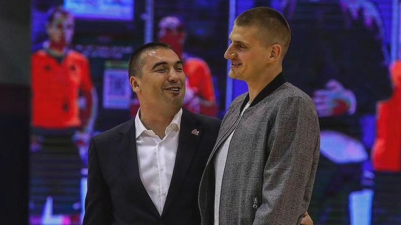 Nikola Jokić et Dejan Milojevic marchant