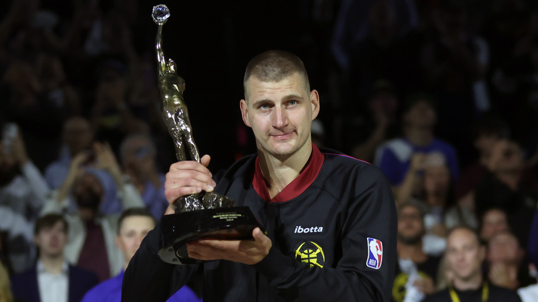 Nikola Jokic posant avec le trophée MVP