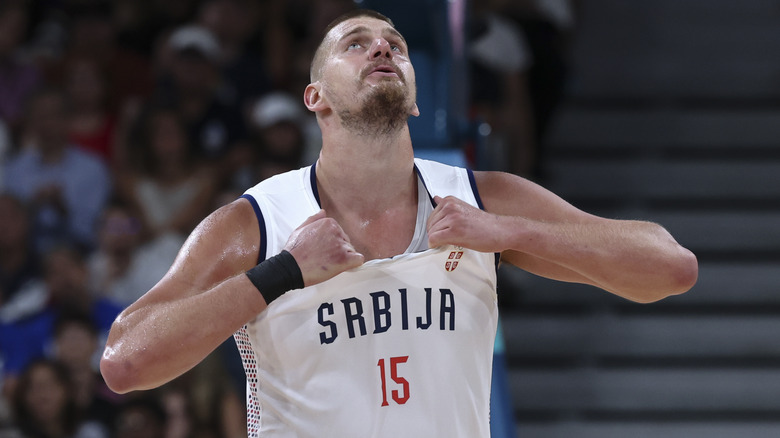 Nikola Jokic tirant sur sa chemise