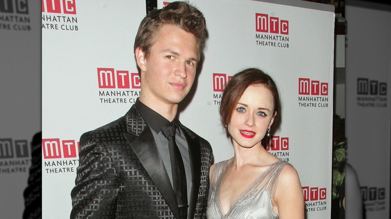 Ansel Elgort et Alexis Bledel posant