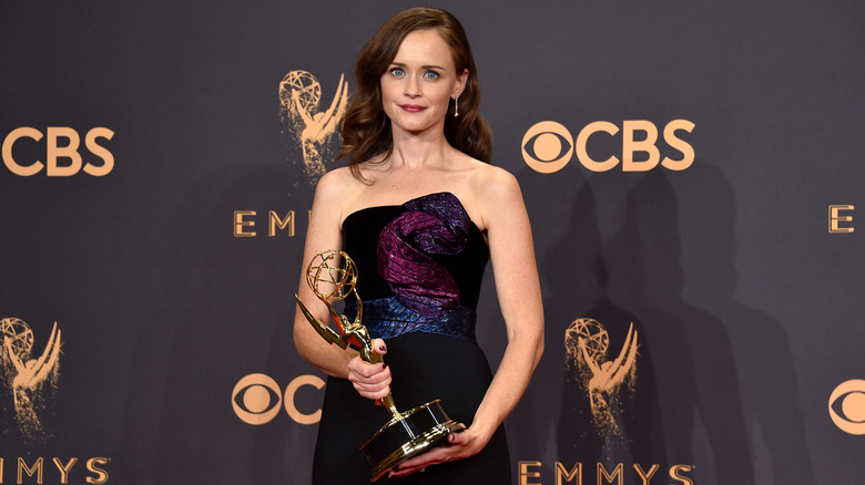 Alexis Bledel posant avec Emmy