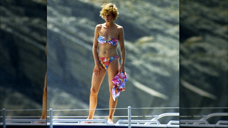 La princesse Diana porte un bikini coloré