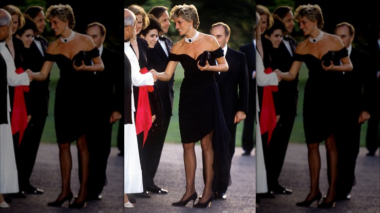 La princesse Diana porte une robe noire à épaules dénudées