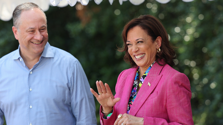 Doug Emhoff Kamala Harris en train de rire