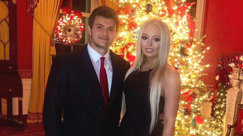 Tiffany Trump et Michael Boulos posant