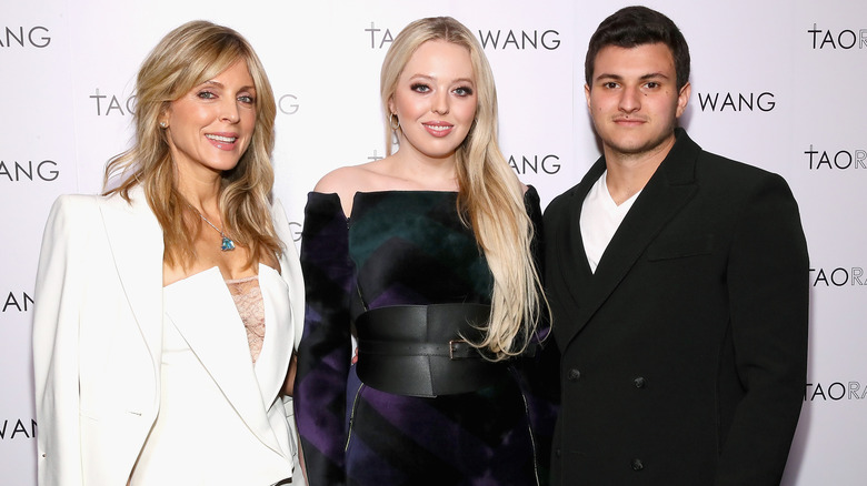 Marla Maples, Tiffany Trump et Michael Boulos posant