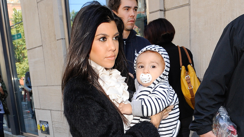 Kourtney Kardashian tient bébé Mason dans ses bras