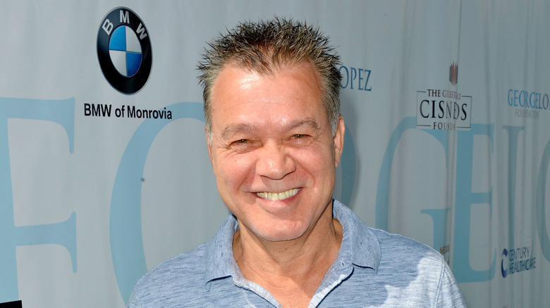 Eddie Van Halen posant pour les caméras