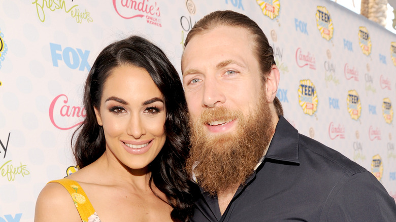 Brie Bella pose avec Bryan Danielson sur le tapis rouge