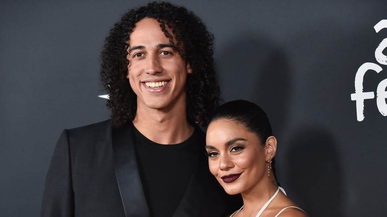 Vanessa Hudgens et Cole Tucker posent ensemble sur le tapis rouge