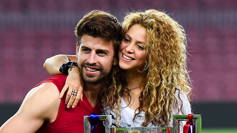 Shakira pose avec son mari d'alors, Gerard Pique, sur le terrain