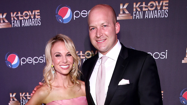 Elisabeth Hasselbeck pose avec son mari Tim sur le tapis rouge