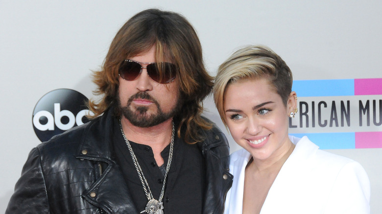 Billy Ray et Miley Cyrus posent sur le tapis rouge