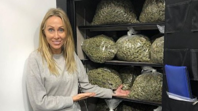 Tish Cyrus pose à côté de sacs de marijuana