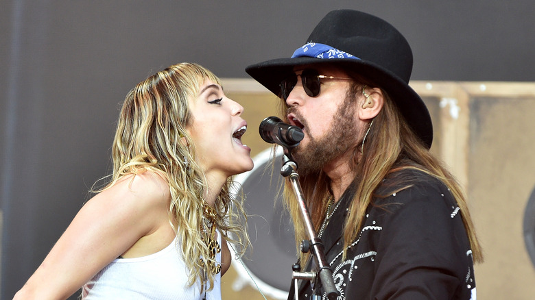 Billy Ray et Miley Cyrus se produisent ensemble