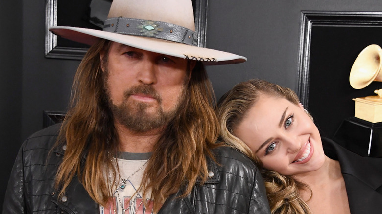 Billy Ray posant avec Miley Cyrus