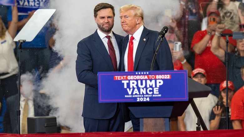 JD Vance Donald Trump derrière le podium