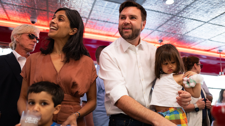 Usha JD Vance souriant avec des enfants