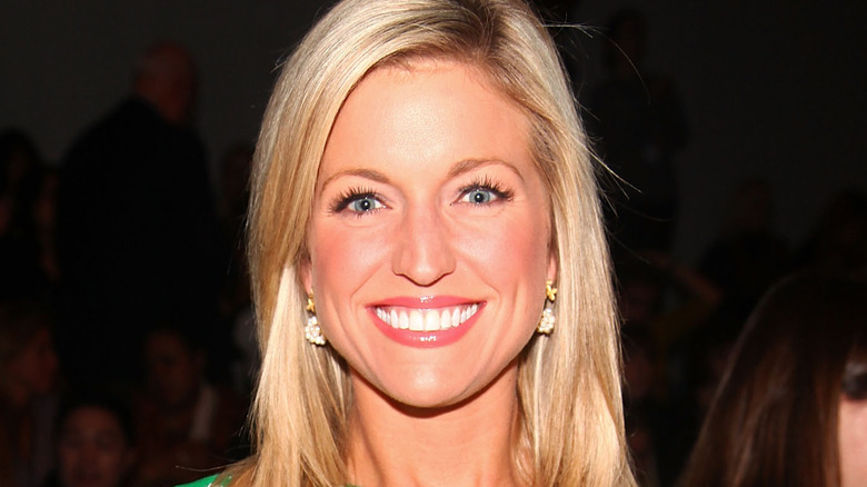 Ainsley Earhardt sourit devant les caméras