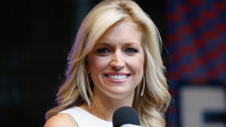 Ainsley Earhardt s'exprimant sur scène