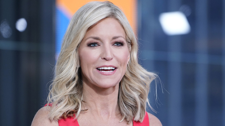 Ainsley Earhardt s'exprimant devant la caméra