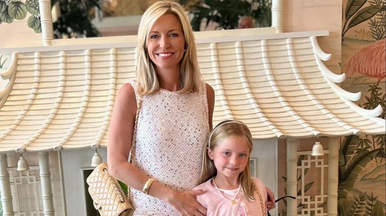 Ainsley Earhardt et sa fille Hayden posant