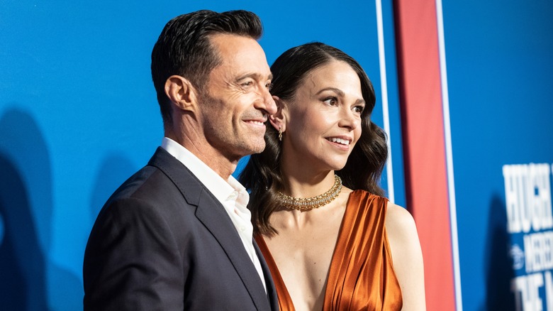 Hugh Jackman et Sutton Foster souriants