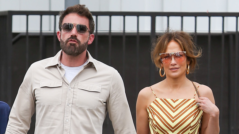 Ben Affleck et Jennifer Lopez marchant ensemble