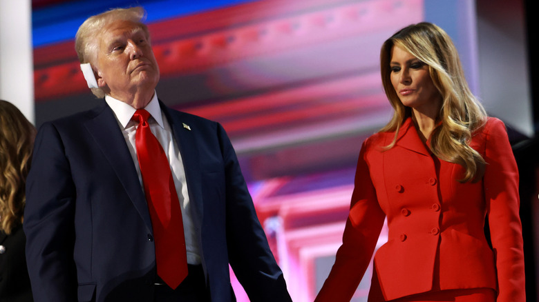 Donald Trump Melania Trump se tenant la main