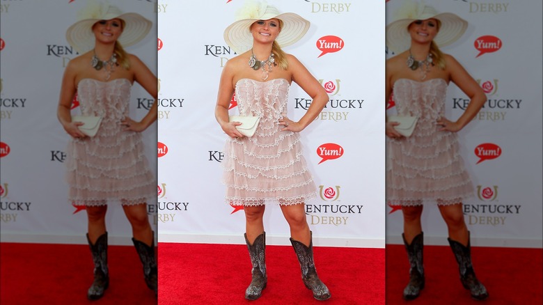 Miranda Lambert portant des bottes et une robe