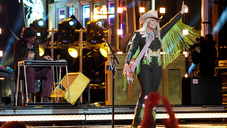 Miranda Lambert pointant un doigt vers le haut