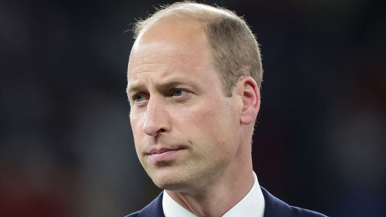 Le prince William regarde