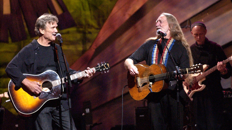 Kris Kristofferson et Willie Nelson se produisent ensemble en 2003