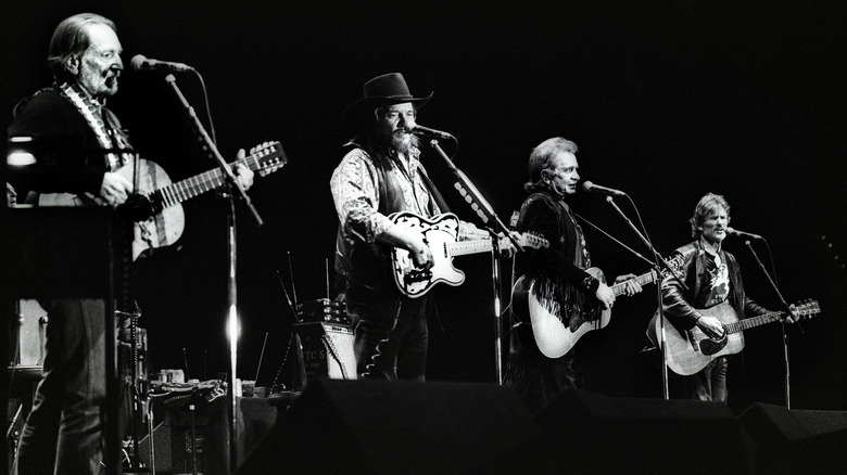 Willie Nelson, Waylon Jennings, Johnny Cash et Kris Kristofferson se produisent ensemble sur scène sous le nom de The Highwaymen