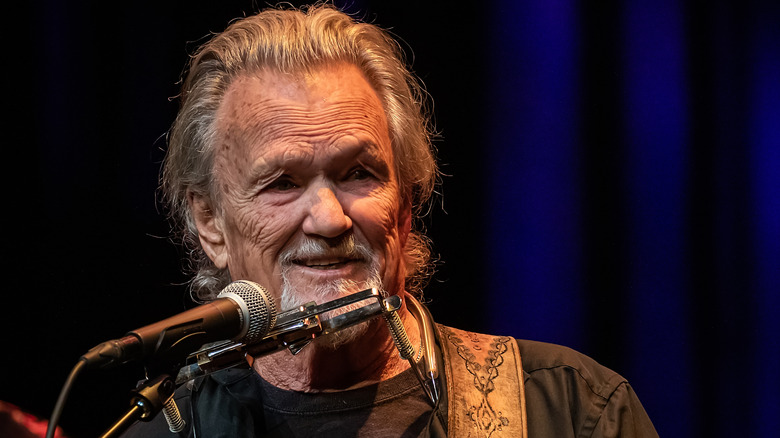 Kris Kristofferson souriant sur scène en 2019