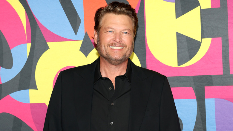 Blake Shelton porte un blazer noir