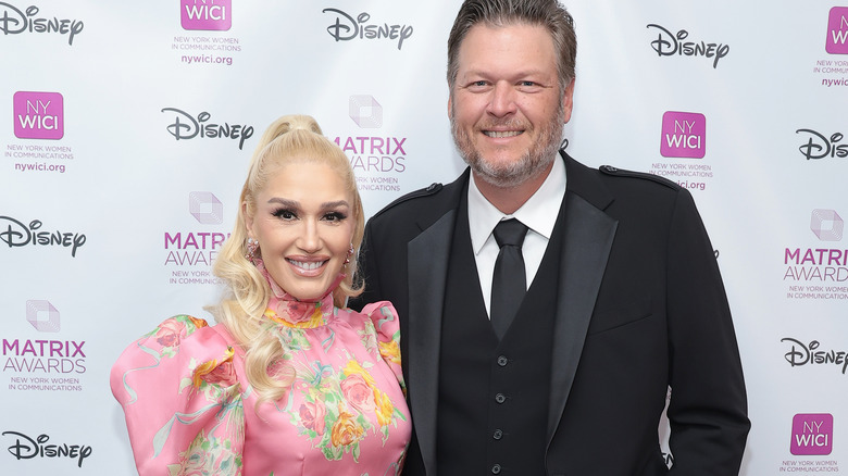 Blake Shelton et Gwen Stefani posant