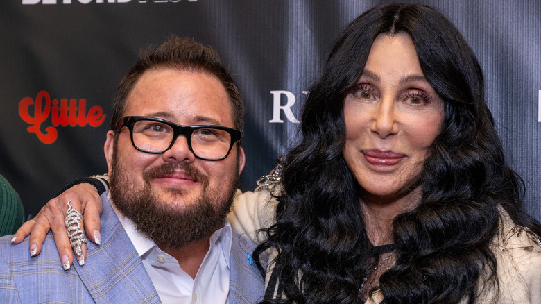 Chaz Bono, posant avec Cher