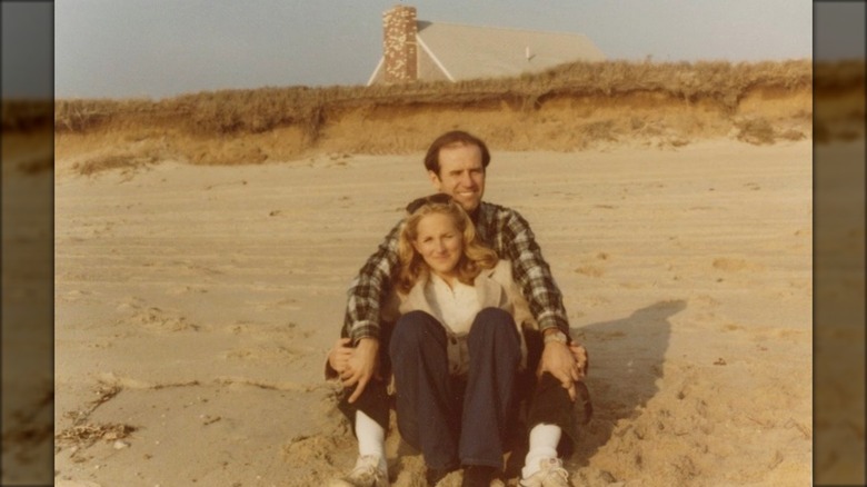 Une jeune Jill et Joe Biden sur la plage