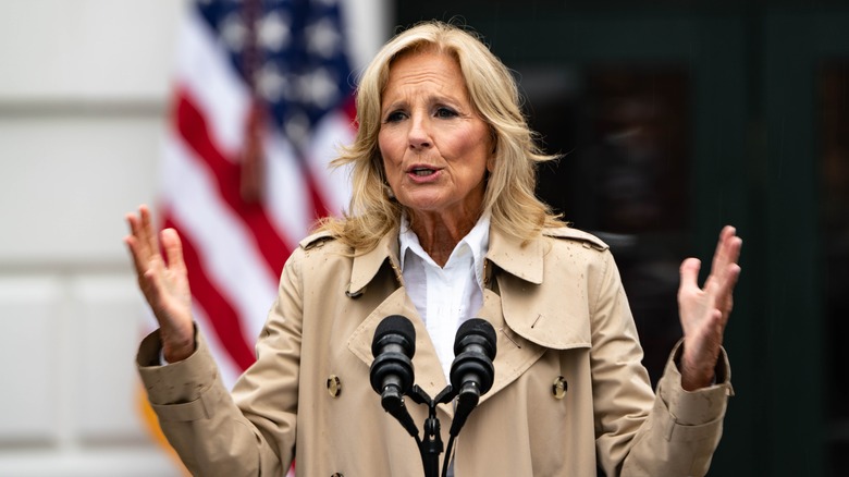 Jill Biden s'exprimant à l'extérieur