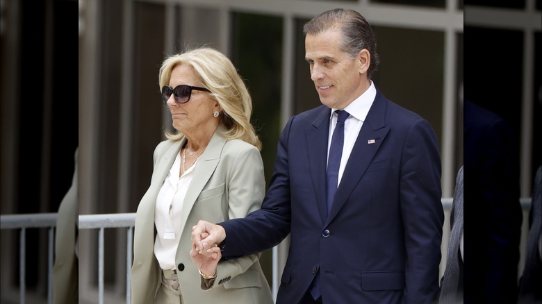 Hunter et Jill Biden se tenant la main